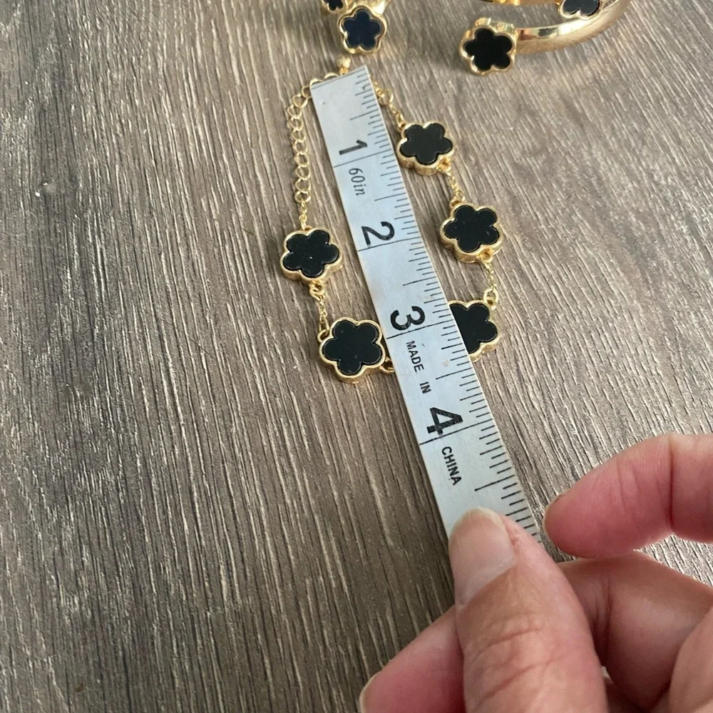Elegant Black and Gold Clover  Floral Jewelry Set - Picture 5 of 11